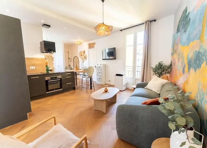 Superbe Appartement Deux Chambres, Centre Proche Port